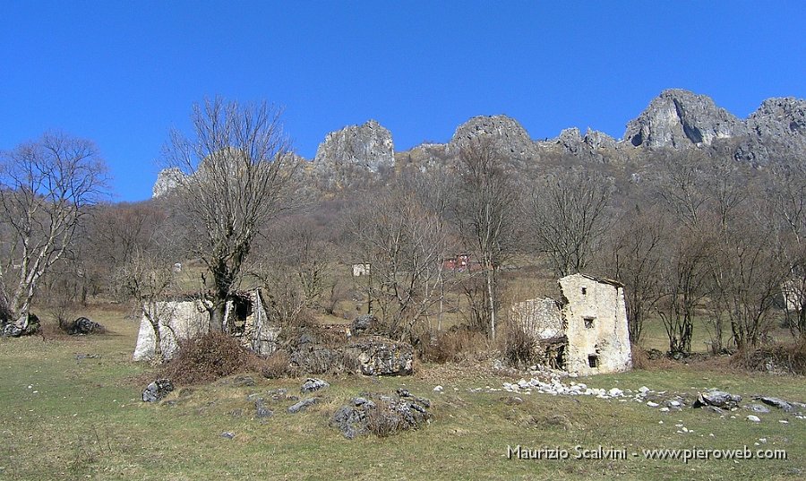 17 Rovine e macerie a Cantiglio.JPG